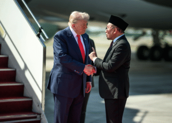 Trump begins Asia tour with visit to Malaysia for ASEAN Summit