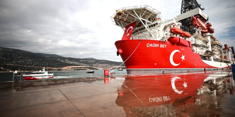 Somalia welcomes drillship for first offshore oil campaign